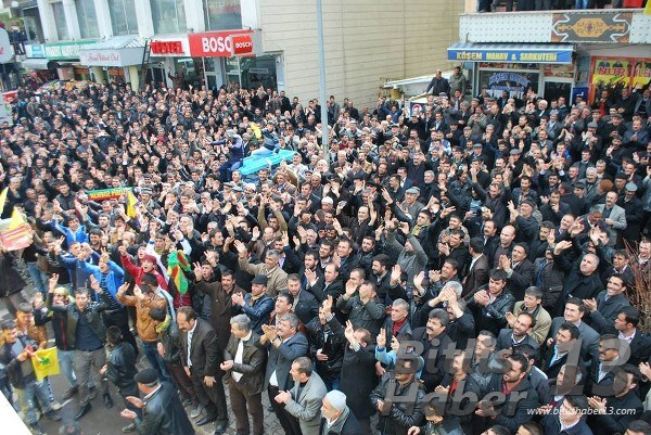 Bitlis ve ilçelerinde halkı selamlama programı kapsamında kente gelen BDP Diyarbakır Milletvekili Altan Tan ve BDP Bitlis Milletvekili Hüsamettin Zenderlioğlu, Güroymak (Norşin) ve Günkırı (Kotni) Beldesi'nde halkla bir araya geldi.