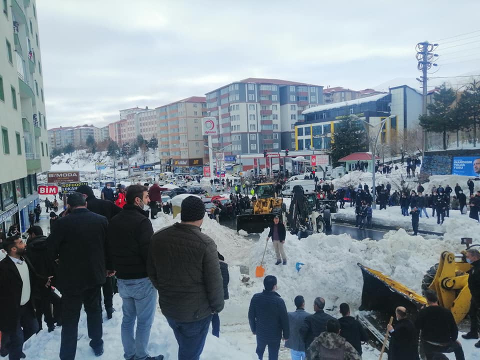 Bitlis merkez Hüsrevpaşa Mahallesi Çam Sitesi mevkiinde bulunan 7 katlı bir binanın çatısında biriken kar kütlesi vatandaşların üzerine düştü.
