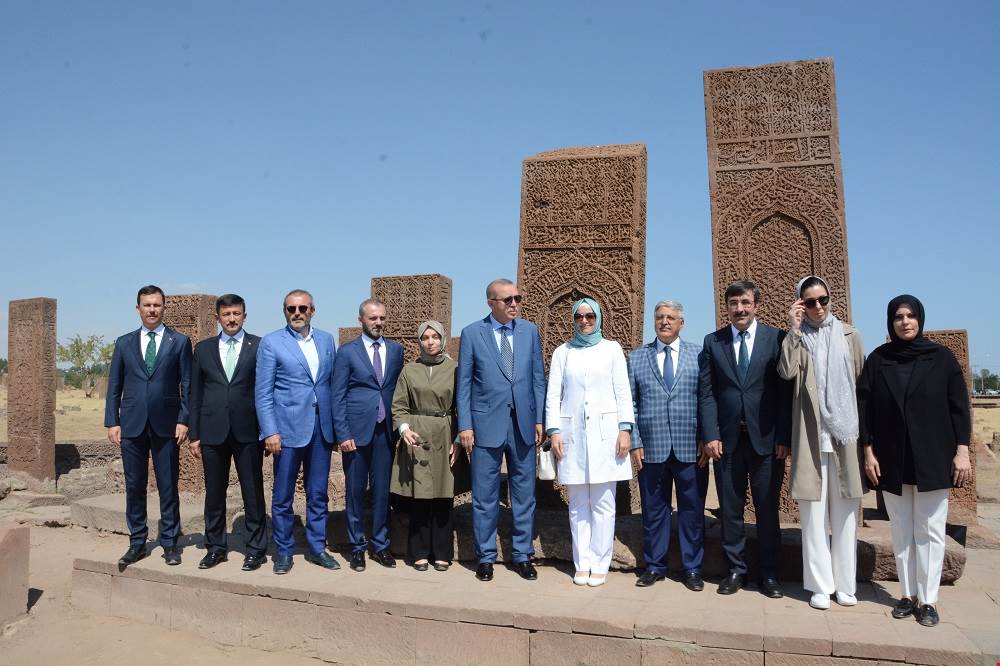 Cumhurbaşkanı Recep Tayyip Erdoğan, 1071 Malazgirt Zaferi'nin 947'nci yıldönümü etkinlikleri öncesi, Bitlis'in Ahlat İlçesi'ne gelerek, Selçuklu Meydan Mezarlığı'nı ziyaret etti.