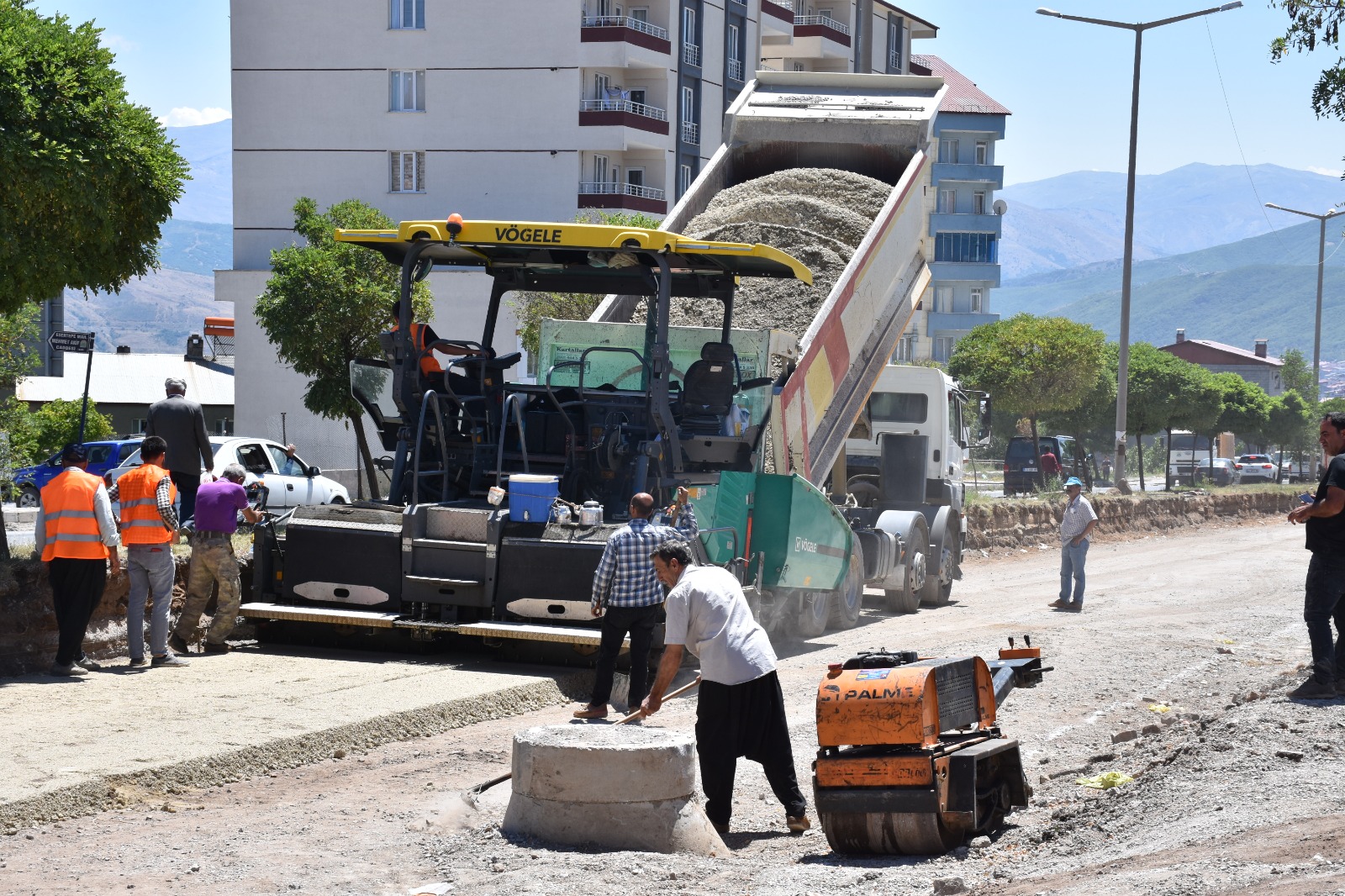 Tatvan Belediyesi tarafından Haziran ayında Cumhuriyet Caddesi’nde başlayan alt yapı yenileme çalışmalarında tamamlanan kısımların asfaltlama çalışmalarına başlandı.