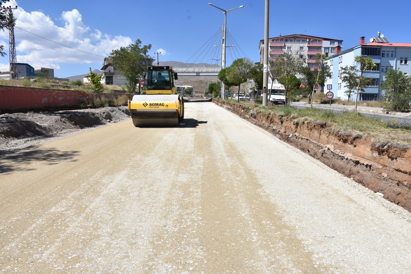 Tatvan Belediyesi tarafından Haziran ayında Cumhuriyet Caddesi’nde başlayan alt yapı yenileme çalışmalarında tamamlanan kısımların asfaltlama çalışmalarına başlandı.