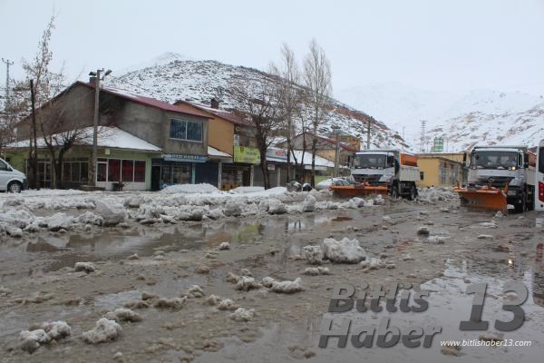 Bitlis’te 2 gündür devam eden kar yağışı ile Belediye ekipleri karla mücadele çalışmalarını sürdürüyor.