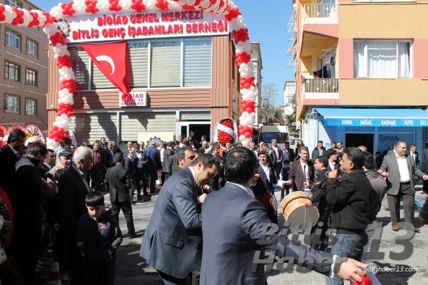 Bitlis Genç İş adamları Derneği'nin (BİGİAD) İstanbul- Fatih'te inşaatı tamamlanan yeni genel merkez binasının açılışı için tören düzenlendi.