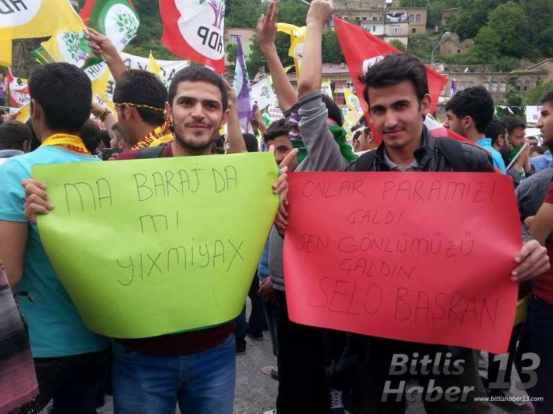 HDP Eş Genel Başkanı Selahattin Demirtaş'ın katıldığı Bitlis mitingi için sabahın erken saatlerinden itibaren alanı dolduran onbinler, "Bizler Meclis'e" sloganları attı. İzdihamın yaşandığı alanda halk çevredeki tepe ve binaları da doldurdu.
