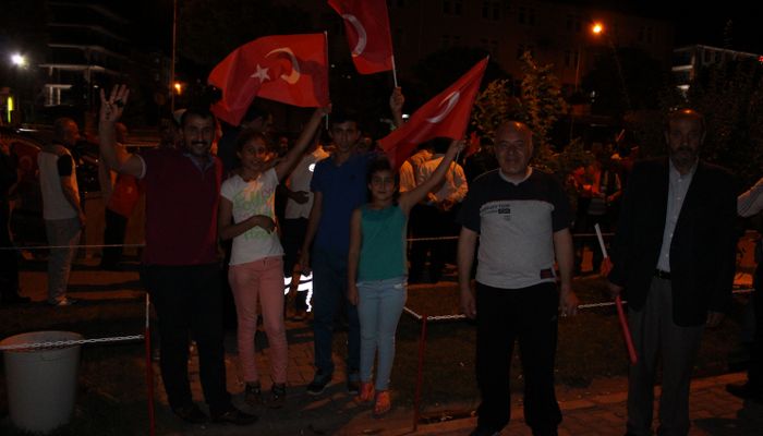 Türkiye'nin dört bir yanında olduğu gibi Bitlis'in Güroymak ilçesinde de vatandaşlar, darbe girişimine tepki göstermek için sokaklara döküldü. Sloganlar atan vatandaşlar, milli iradesine sahip çıkarak, darbe girişimini kınadı.