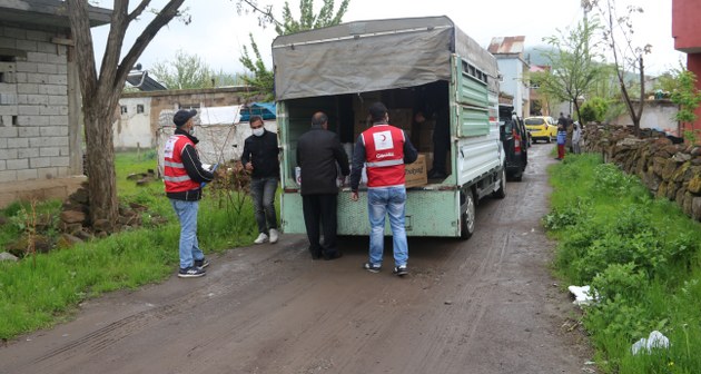 Türk Kızılayı, Güroymak ilçesinde ihtiyaç sahibi ailelere gıda, nakdi yardımı ve hijyen paketi yardımında bulundu.