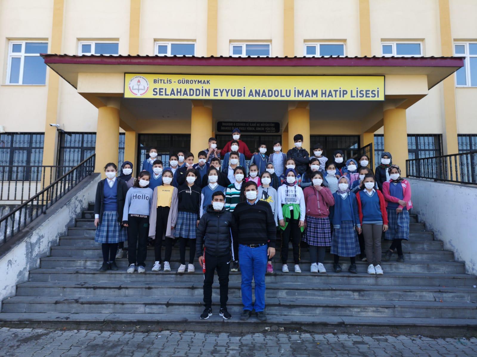 Güroymak Selahaddin Eyyubi Anadolu İmam Hatip Lisesi öğretmen ve öğrencileri, 2-8 Kasım Lösemili Çocuklar Haftası için maskelerini takıp Türkiye çapında gerçekleştirilen farkındalık kampanyasına katıldı.

