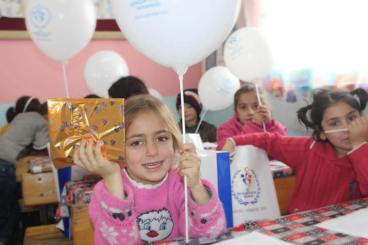 Bitlis Gençlik Hizmetleri ve Spor İl Müdürlüğüne bağlı Gençlik Merkezi, Liderler ve Gönüllü gençleri ile birlikte karne günü vesilesi ile Bitlis Merkeze Bağlı Koruk Köyü İlkokulunu ziyaret ederek öğrencilerin karne sevinçlerine ortak oldular.