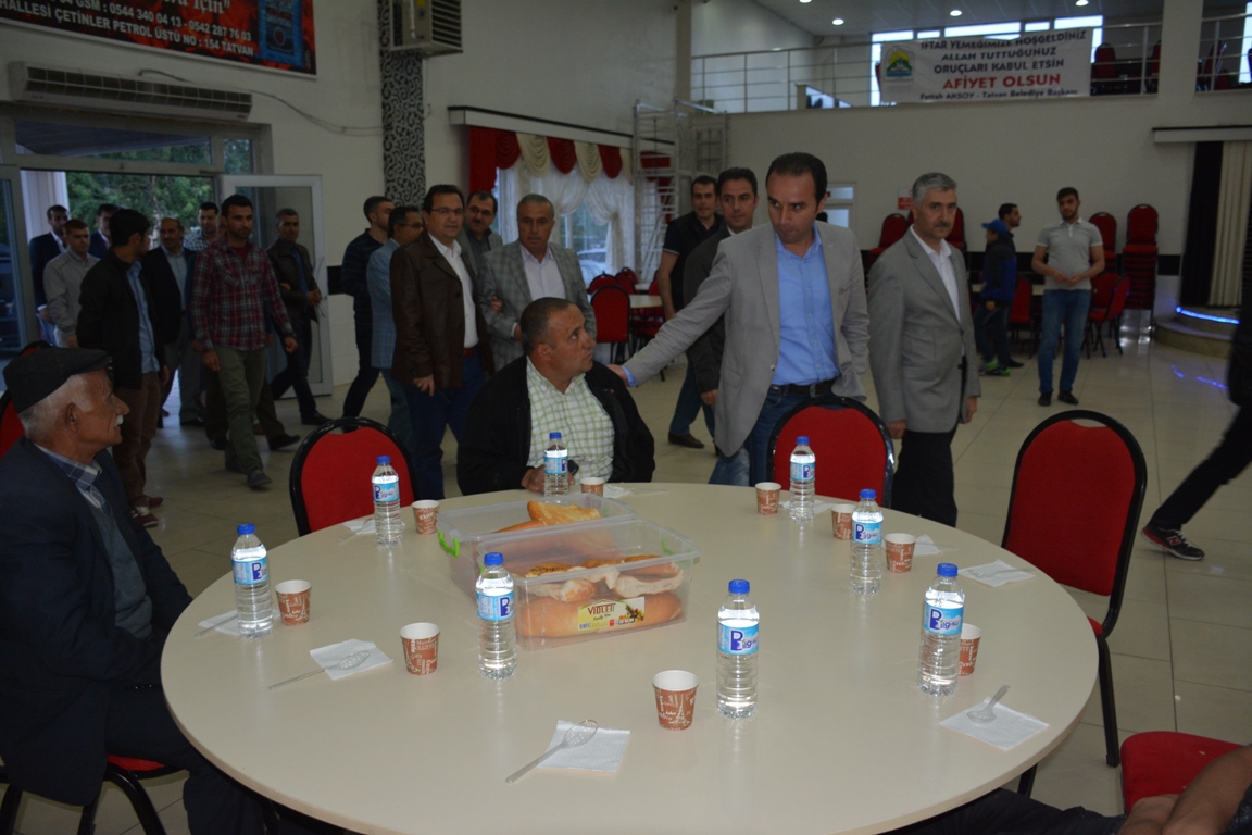 Tatvan İlçe Kaymakamı Murat Erkan, Tatvan Kaymakamlığı ve Tatvan Belediyesi öncülüğünde düzenlenen iftar yemeğine katılarak, iftarını vatandaşlarla birlikte açtı.