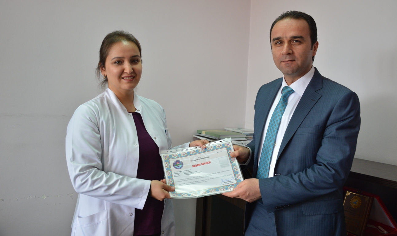 Tatvan ilçe Kaymakamı Murat Erkan, Tıp Bayramı dolayısıyla Tatvan Devlet Hastanesini ziyaret ederek, başarılı doktorları “başarı belgesi” ile ödüllendirdi.