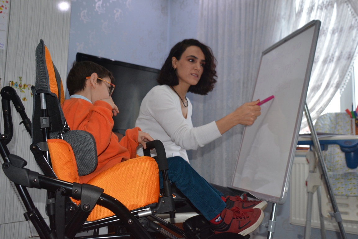 Bitlis’in Tatvan ilçesindeki, Cerebral Palsy hastası Şerzan Yılmaz, 4 yıldır evde eğitim hizmeti görüyor.
