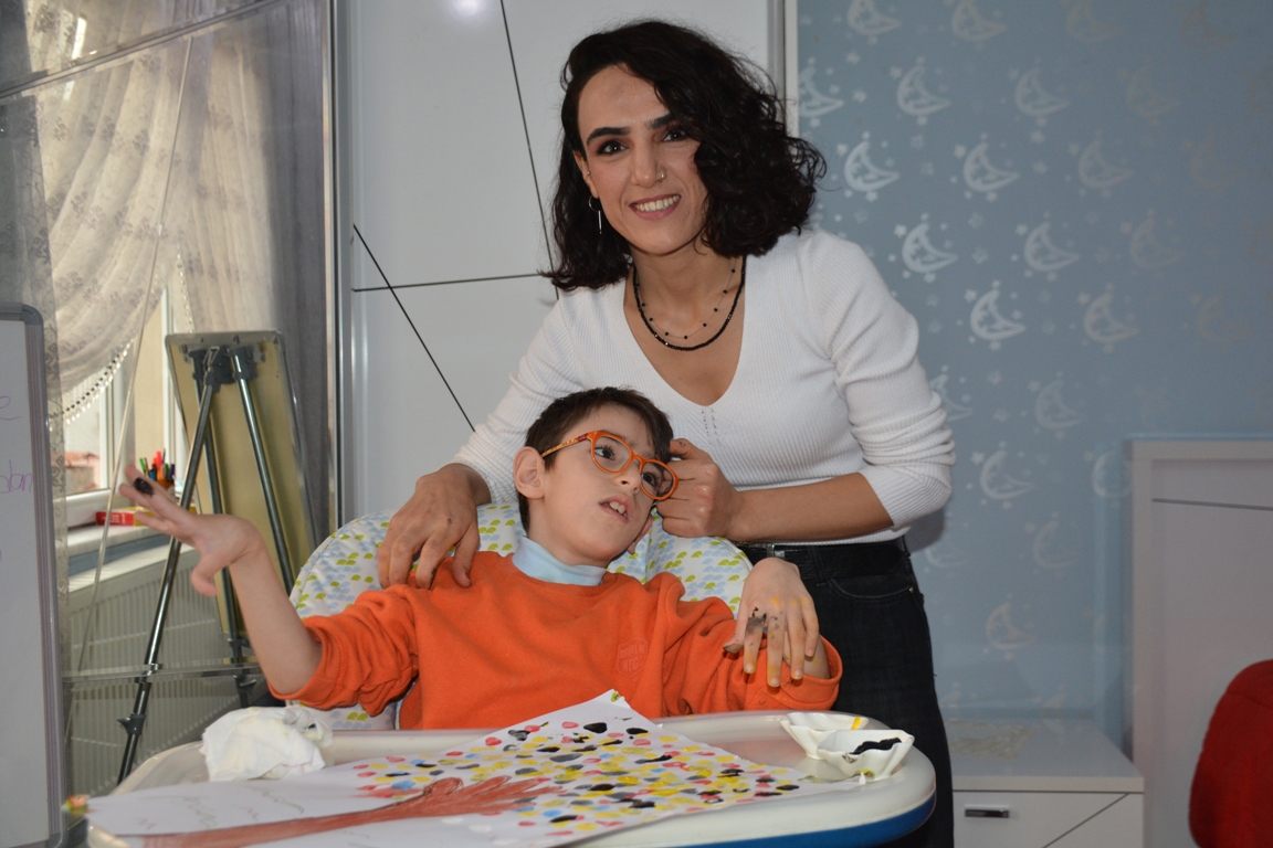 Bitlis’in Tatvan ilçesindeki, Cerebral Palsy hastası Şerzan Yılmaz, 4 yıldır evde eğitim hizmeti görüyor.
