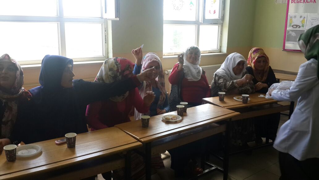 Bitlis’in Güroymak İlçesine bağlı Özkavak köyü ilköğretim okulu tarafından Anneler Günü etkinliği düzenlendi.