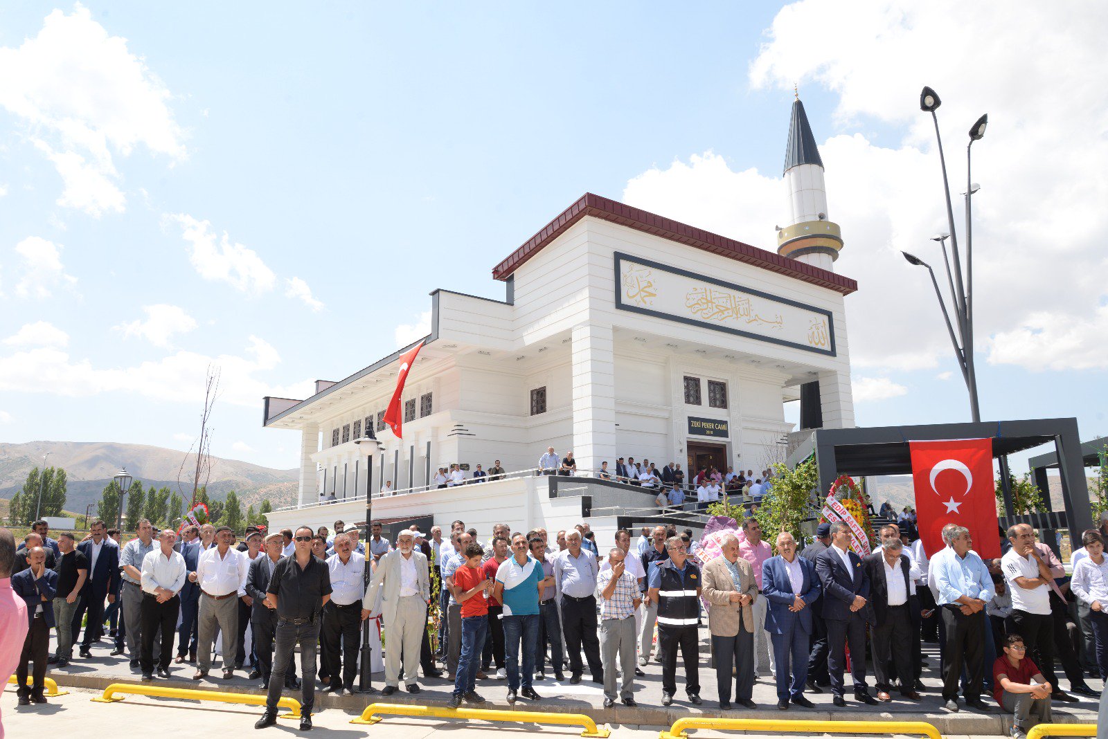 Bitlisli iş adamı Zeki Peker ile ağabeyi Hüsamettin Peker tarafından yapılan cami ve misafirhanenin açılışı gerçekleştirildi.

