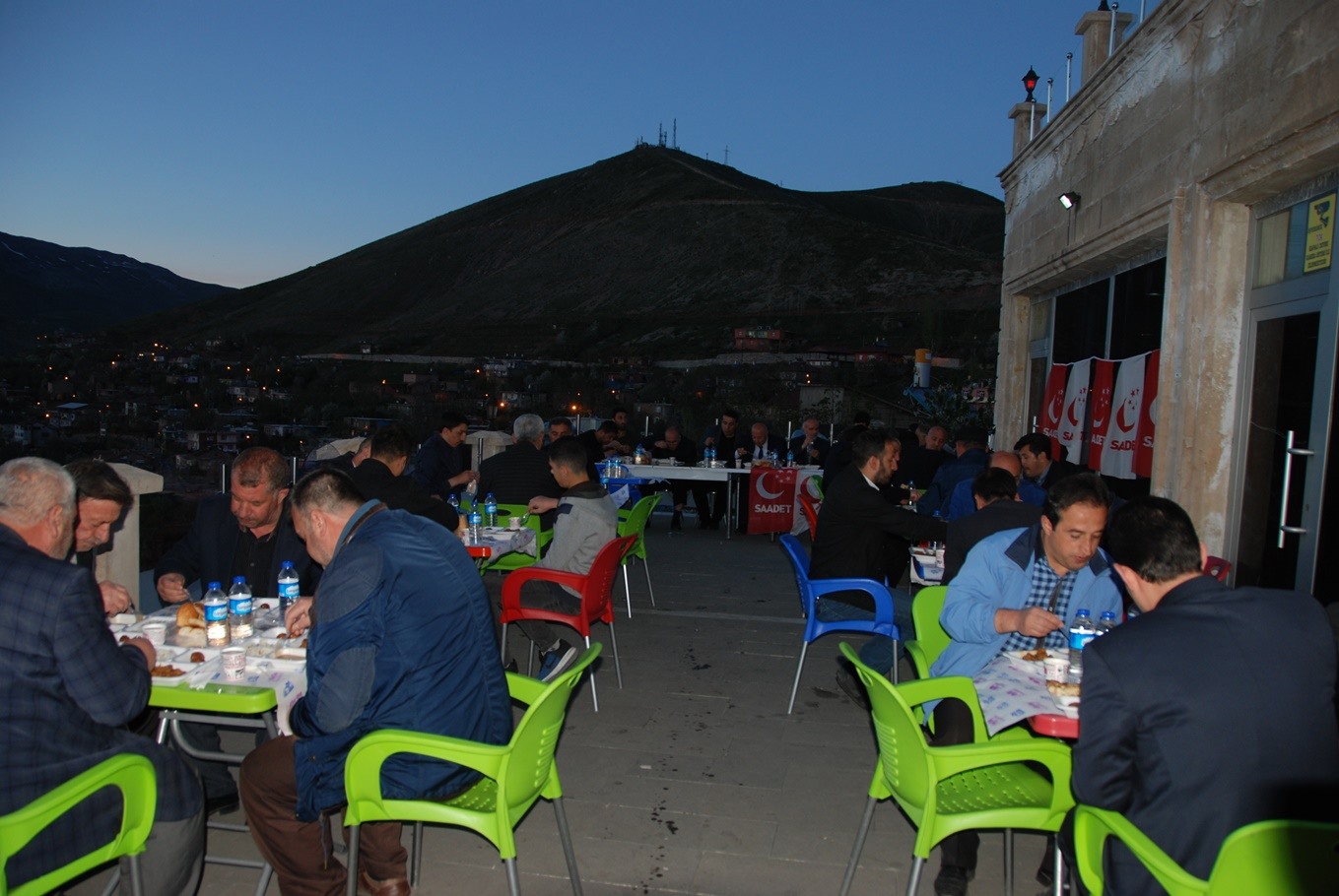 Saadet Partisi Bitlis İl Başkanlığı tarafından, Bitlis’te düzenlenen iftar programında konuşan İl Sorumlusu Behçet Ayni, bundan sonra kentte yapılacak çalışmaların takipçisi olacaklarını söyledi.
