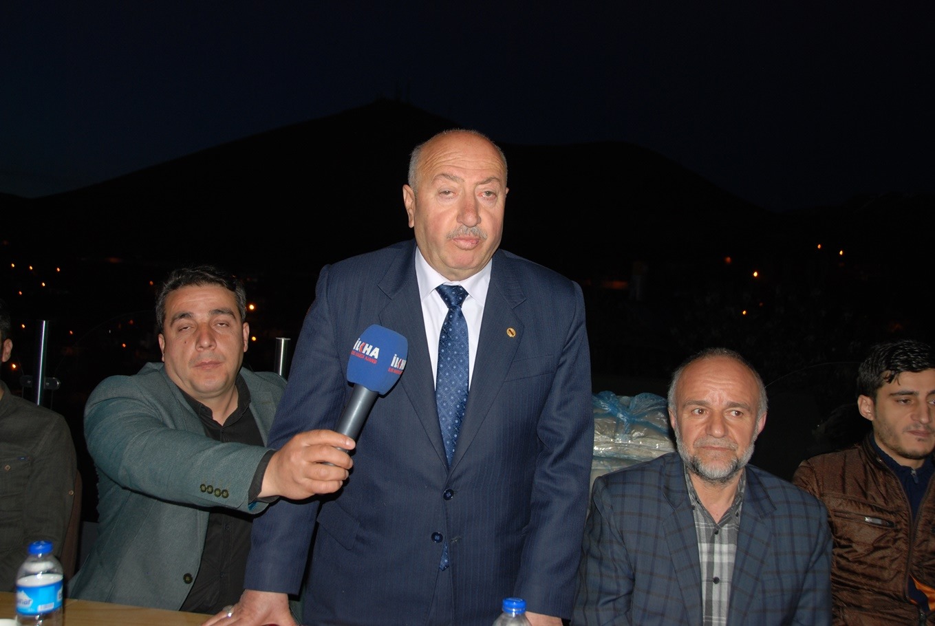 Saadet Partisi Bitlis İl Başkanlığı tarafından, Bitlis’te düzenlenen iftar programında konuşan İl Sorumlusu Behçet Ayni, bundan sonra kentte yapılacak çalışmaların takipçisi olacaklarını söyledi.
