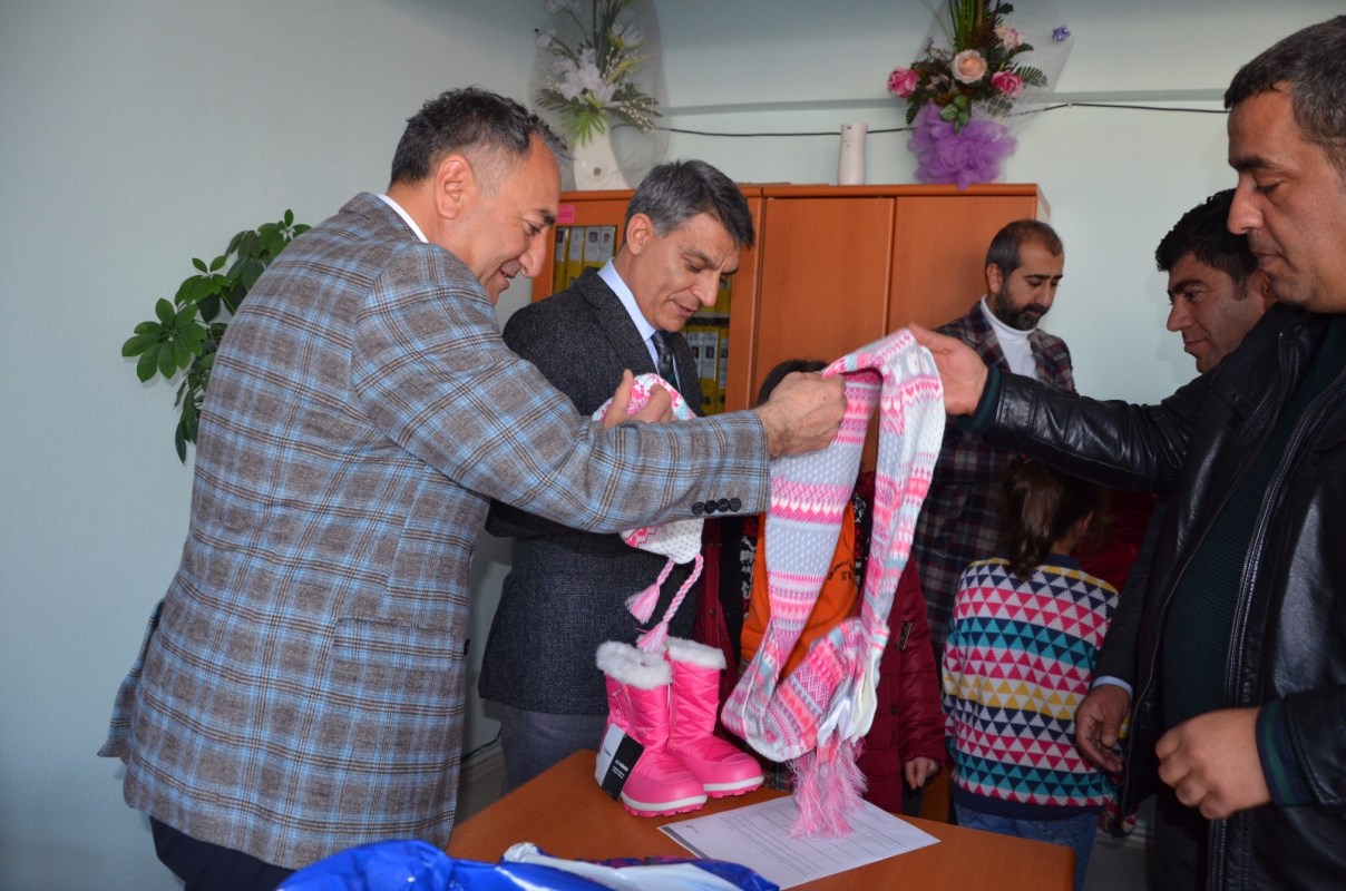 Ünlü giyim markası, Tatvan'da eğitim ve öğretimini sürdüren 150 öğrenciye kışlık giyim yardımı yaptı.
