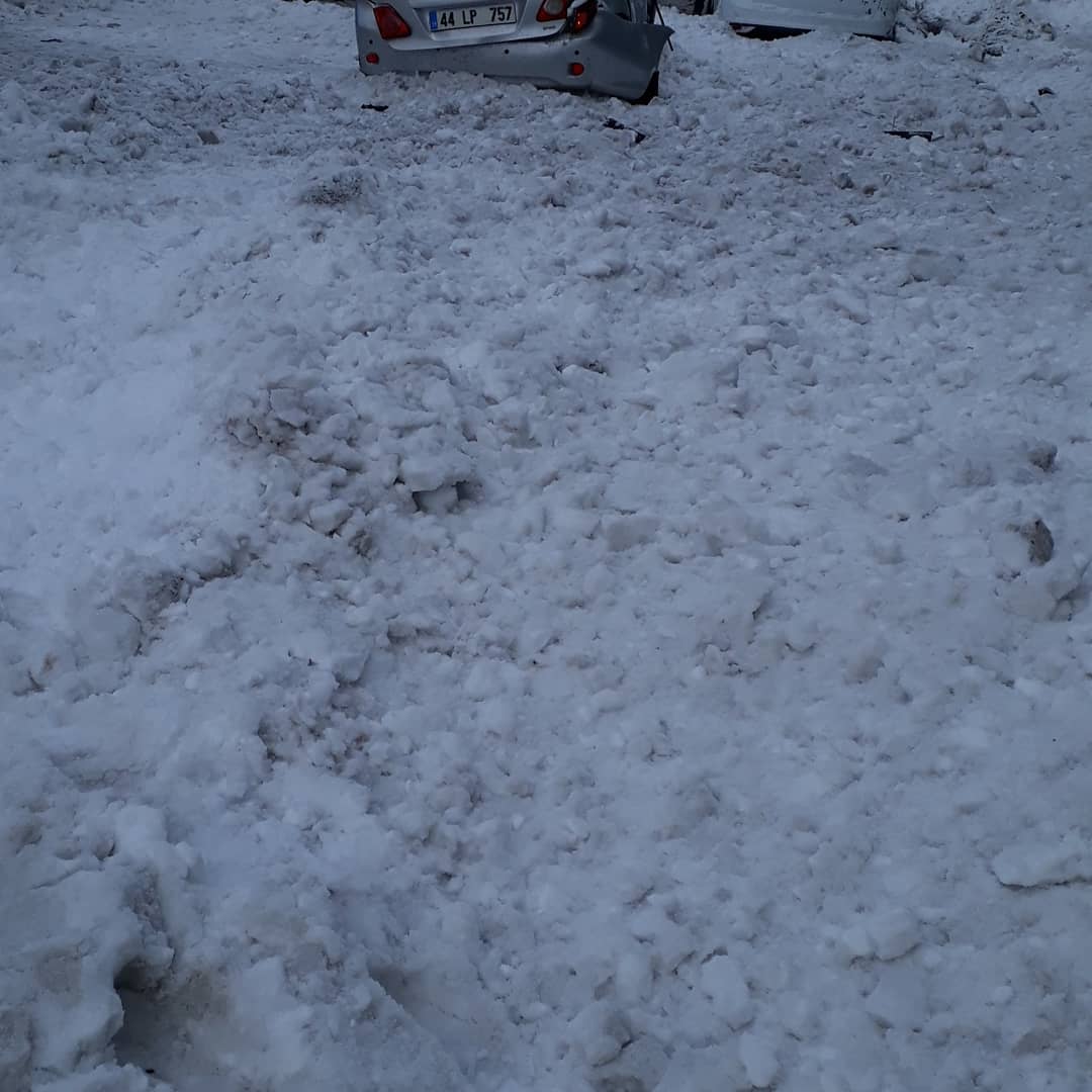 Tatvan ilçesinde çatıdan düşen kar kütlesi araçlara zarar verdi