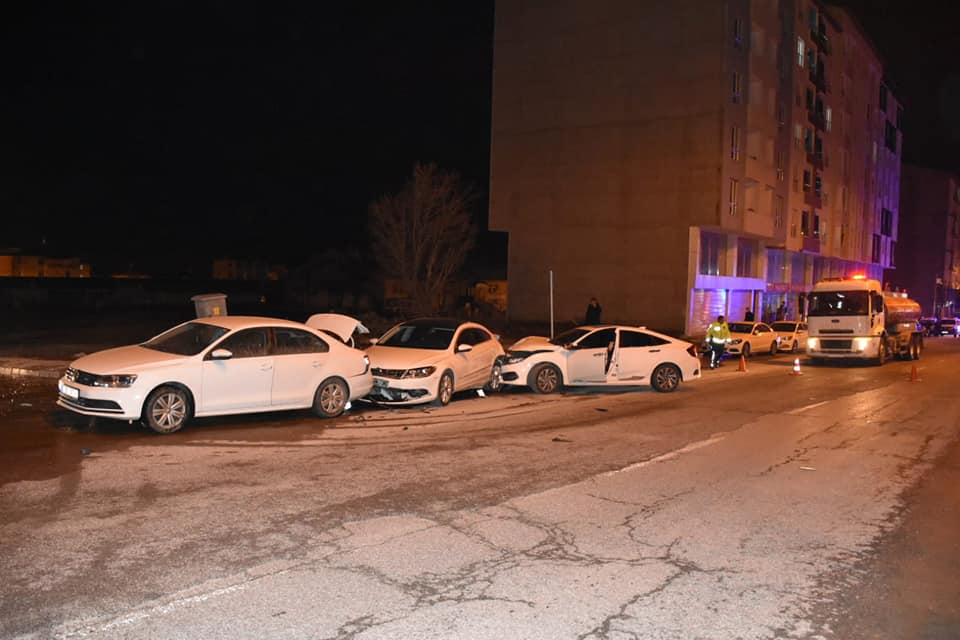 Bitlis'in Tatvan ilçesinde meydana gelen trafik kazasında 1 kişi yaralandı.
