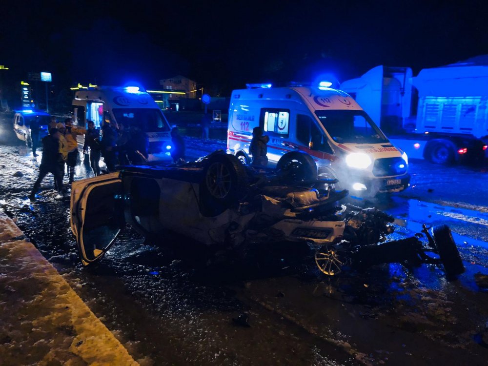 Tatvan Karşıyaka mahallesinde meydana gelen trafik kazasında 4 kişi yaralandı.
