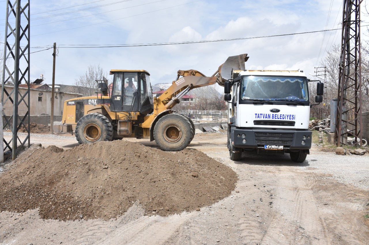 Bahar Mevsiminin gelmesiyle hummalı bir çalışma gerçekleştiren Tatvan Belediyesi, Tatvan ilçe merkezini adeta şantiye alanına çevirdi.
