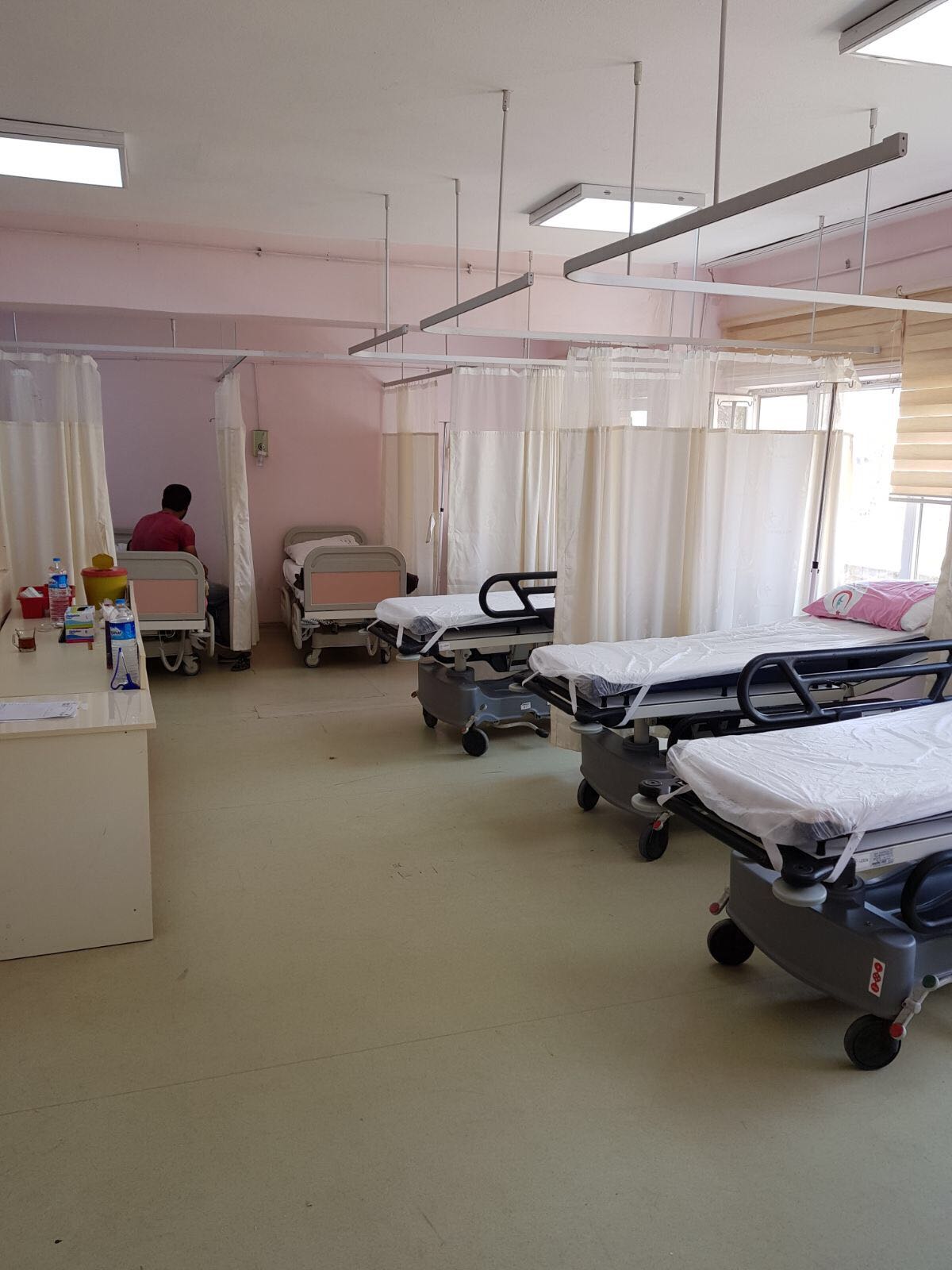 Tatvan ilçe merkezinde bulunan Tatvan Devlet Hastanesi ek hizmet binasında fizik tedavi ünitesi, ağız diş ünitesi ve acil servisiyle hastane binasında sağlık hizmeti vermeye başladı.