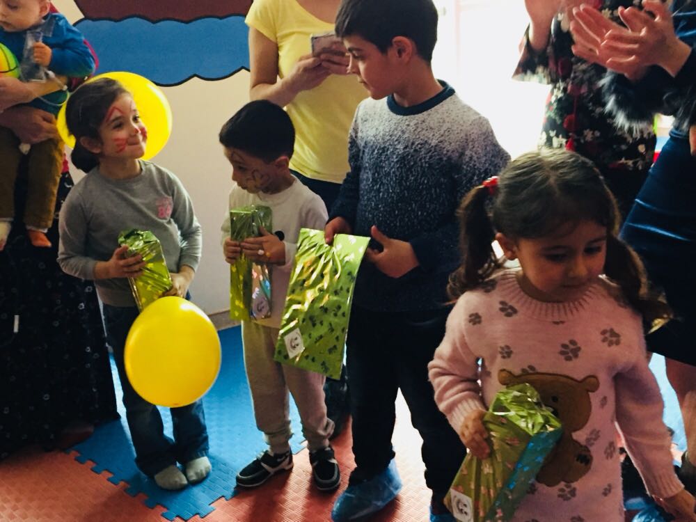 Bitlis Eren Sağlık Hizmetleri Meslek Yüksek Okulu Çocukoloji kulübü tarafından düzenlenen Tatvan Devlet Hastanesinde tedavi gören çocuklara yönelik düzenlenen moral ve motivasyon eğlencesinde çocuklarla bir araya geldi.
