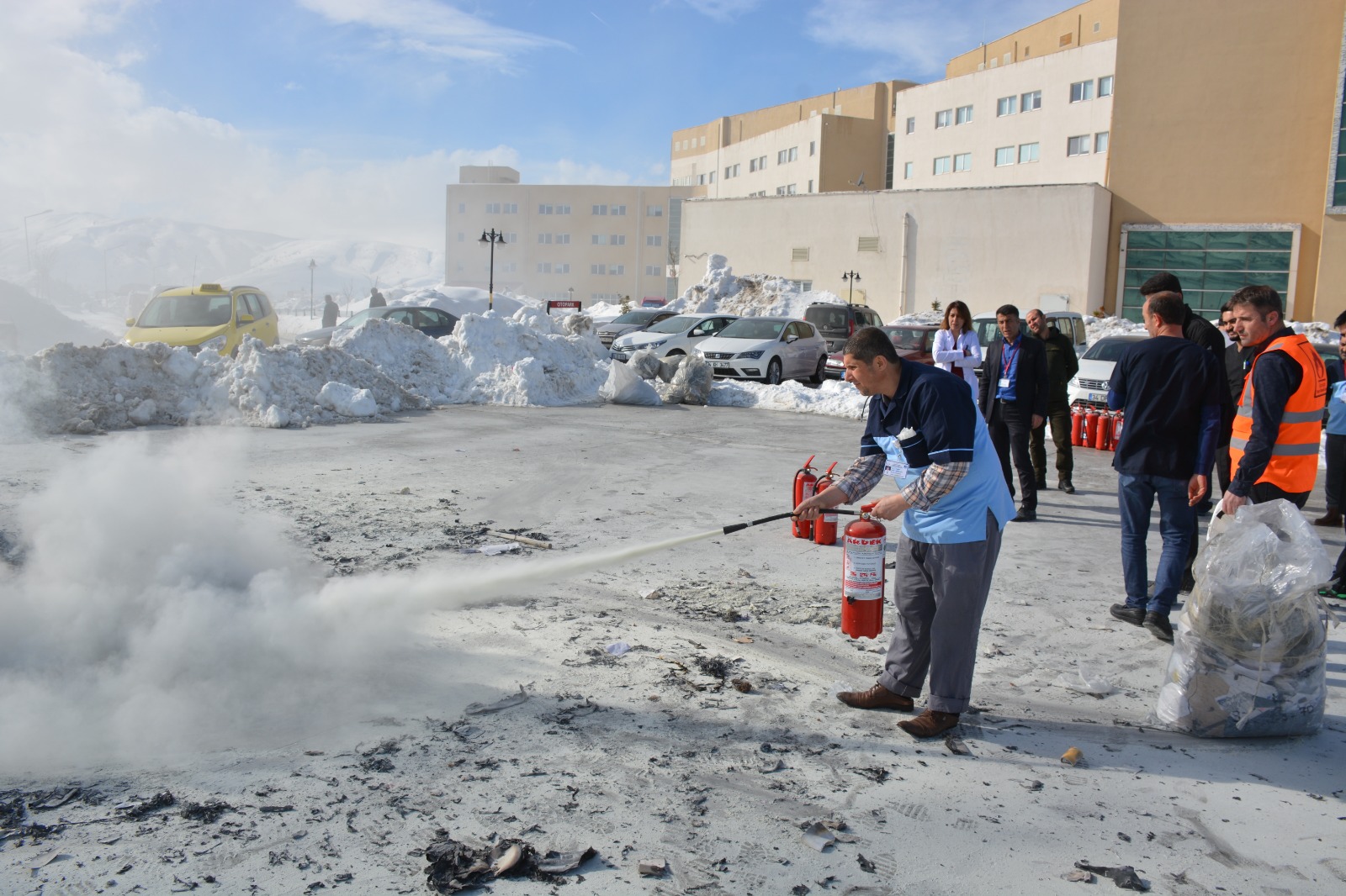 Bitlis’in Tatvan Devlet Hastanesi personellerine yönelik “yangın söndürme” tatbikatı gerçekleştirildi.
