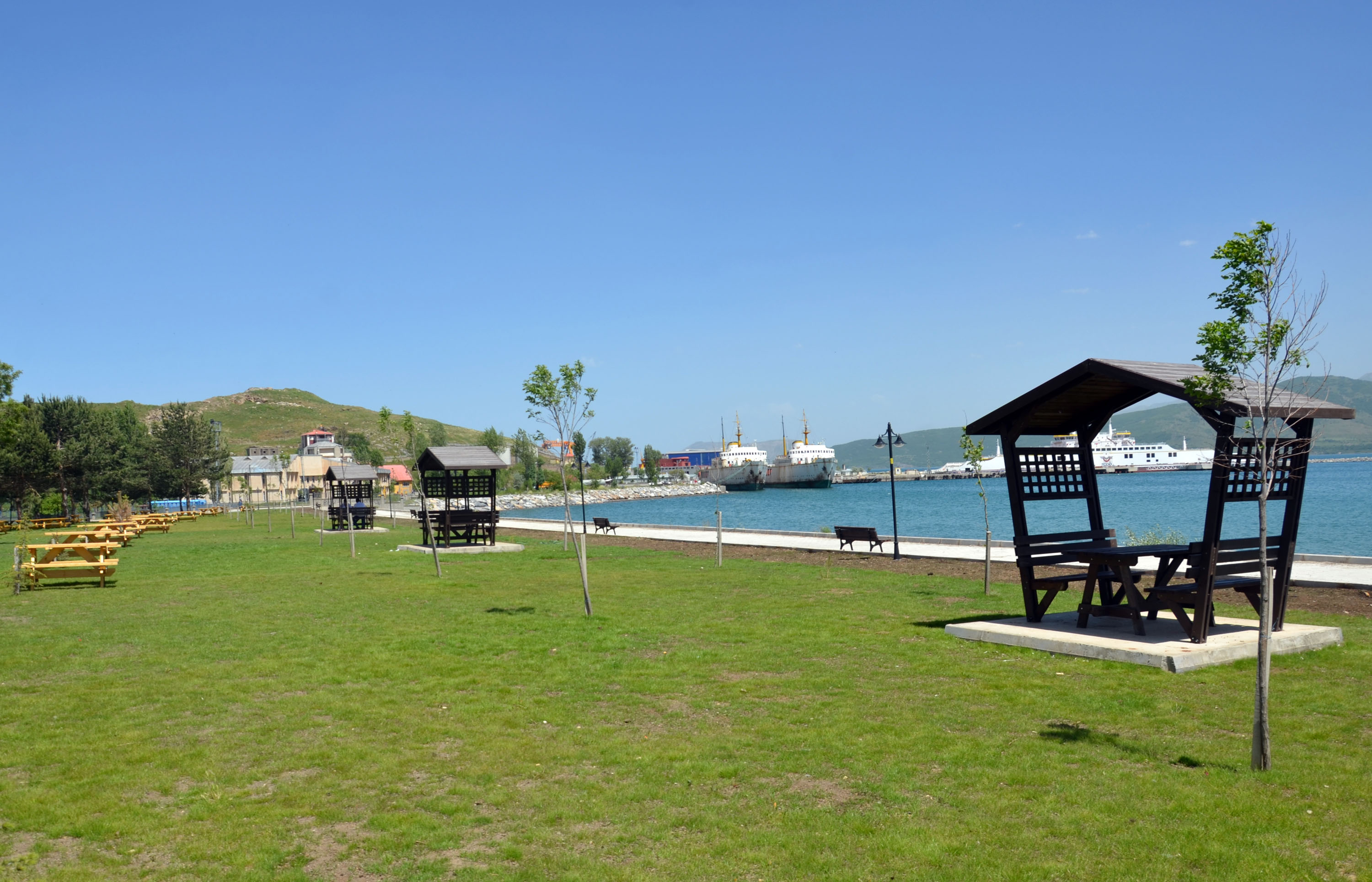 Tatvan Van Gölü Feribot İşletmesi Müdürlüğü yanında kurulan “Feribot Parkı” ilçe merkezine güzellik kattı.
