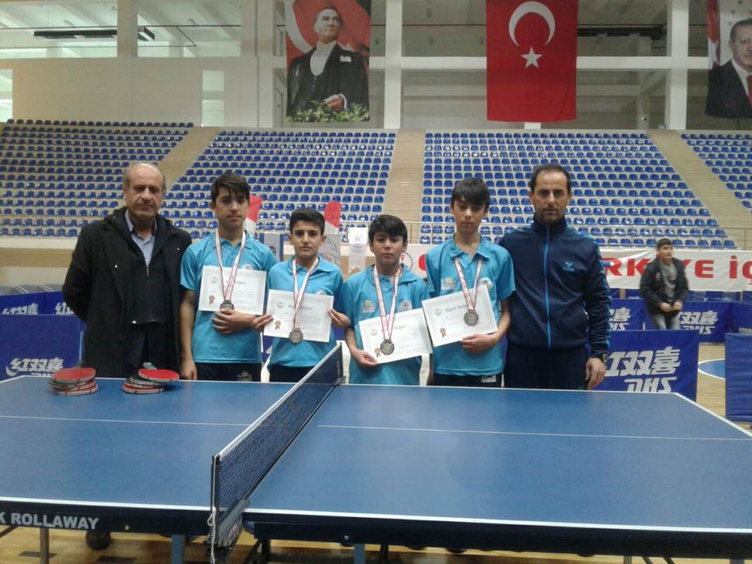 13-15 Ocak 2017 tarihleri arasında Van ilinde düzenlenen Okul Sporları Yıldızlar masa tenisi grup birinciliği müsabakalarında Bitlis’i temsil eden Tatvan İMKB Yatılı Bölge Ortaokulu kız ve erkek takımları 24 takım arasında ikinci olup Türkiye finallerine kalma başarısını gösterdi. 