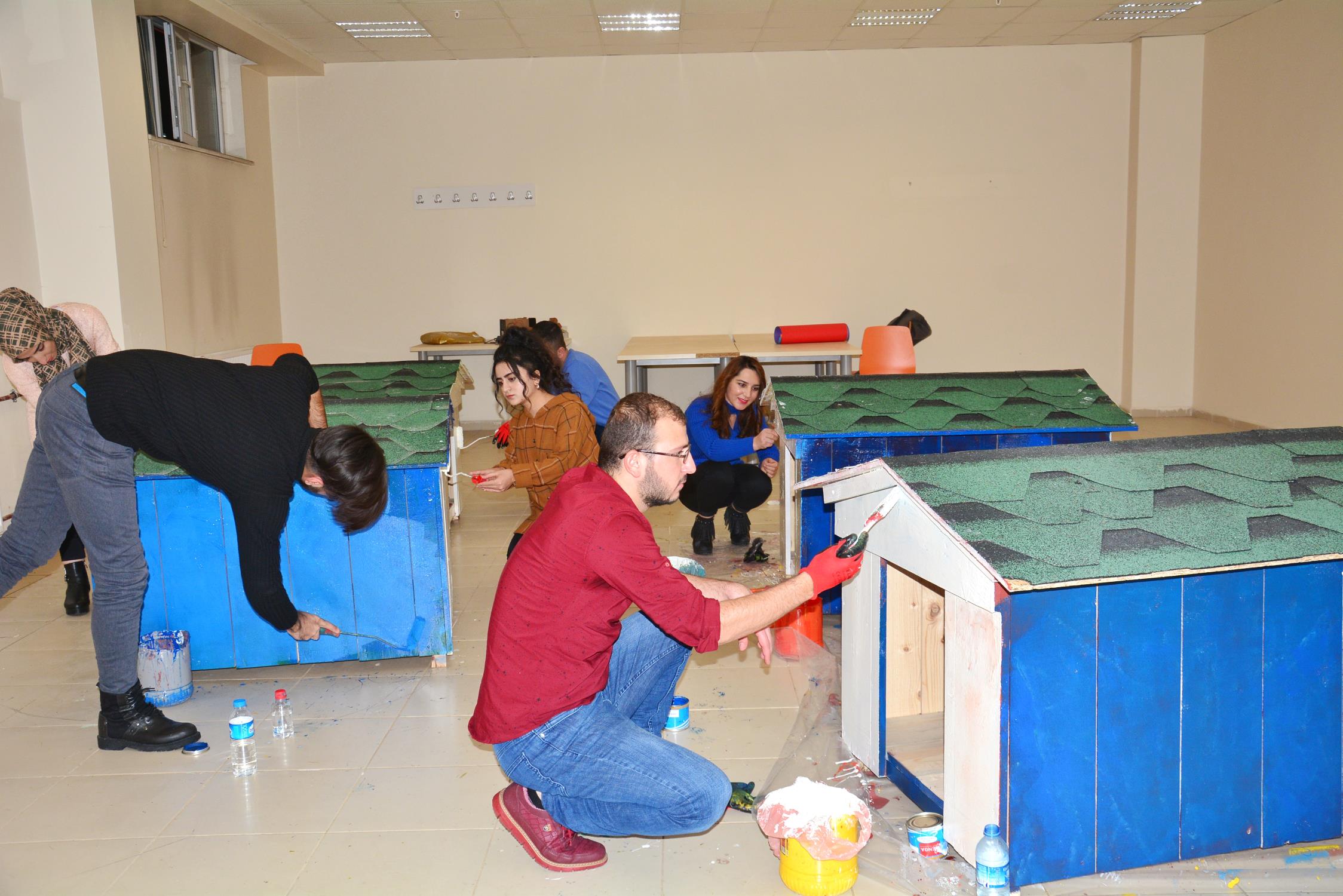 Bitlis Eren Üniversitesi Hayvanları Sevgiyle Koruma, Toplum Gönüllüleri Öğrenci Toplulukları ile Gençlik Merkezi öğrencileri tarafından sokak hayvanları için ahşap kulübe yapılarak Rahva Yerleşkesi’ndeki kampüs alanına bırakıldı.
