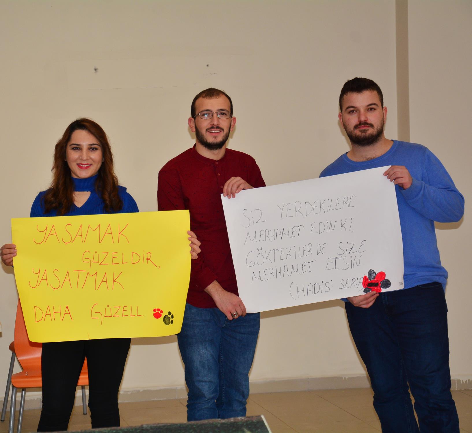 Bitlis Eren Üniversitesi Hayvanları Sevgiyle Koruma, Toplum Gönüllüleri Öğrenci Toplulukları ile Gençlik Merkezi öğrencileri tarafından sokak hayvanları için ahşap kulübe yapılarak Rahva Yerleşkesi’ndeki kampüs alanına bırakıldı.
