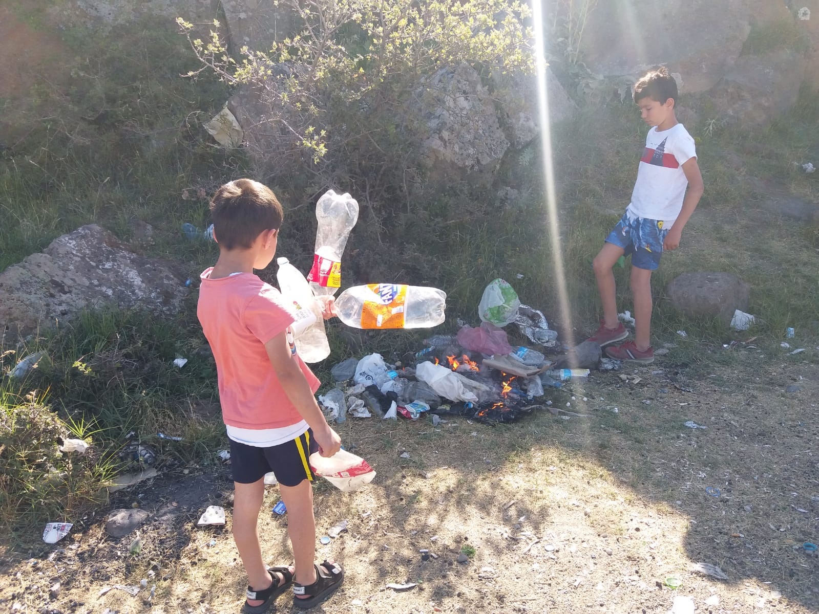 Bitlis'in Tatvan ilçesinde yüzmeye giden çocuklar tarafından, Van Gölü kıyılarında sahil temizliği yaptılar.
