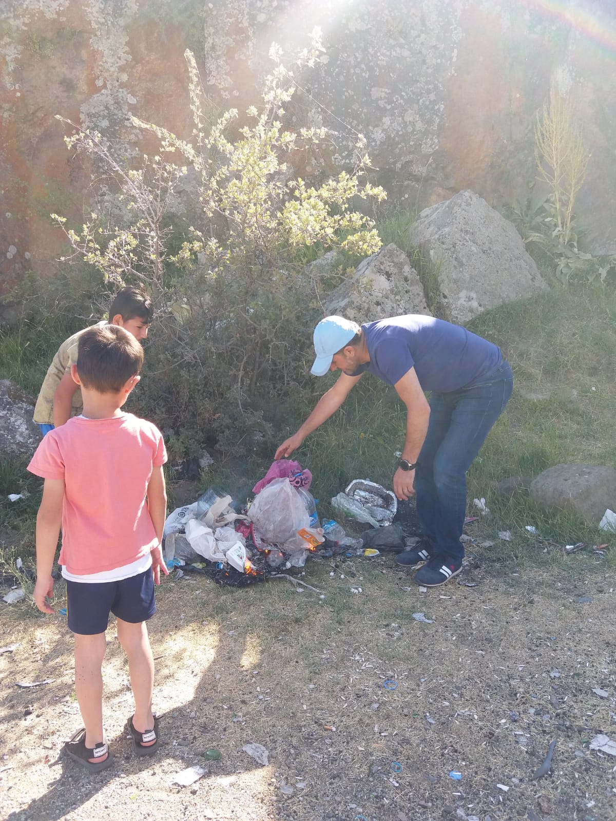 Bitlis'in Tatvan ilçesinde yüzmeye giden çocuklar tarafından, Van Gölü kıyılarında sahil temizliği yaptılar.
