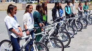 Adilcevaz'da TEOG sınavında başarılı olan 25 öğrenciye bisiklet hediye edildi