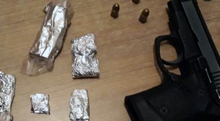 Ahlat'ta Polisten kaçan şüphelilerin aracında uyuşturucu ve tabanca bulundu
