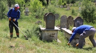Bitlis Belediyesi Küllütepe Mezarlığı'ndaki otları temizledi
