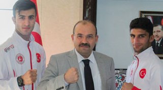 Bitlis'li dünya şampiyonları Vali Ustaoğlu'nu ziyaret etti