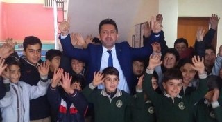 Bitlis Mesem Köy Öğrencilerini Tıraş Etti