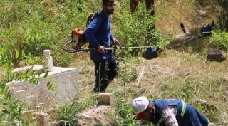 Bitlis'te bayram öncesi mezarlıklara bakım çalışması
