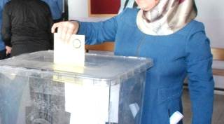 Bitlis'te oy kullanma işlemi başladı