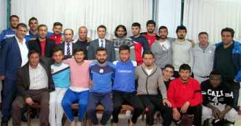 Düşünce Akademir Başkanı Bitlis Öz Güzeldere Spor'un Oyuncuları İle Bir Araya Geldi