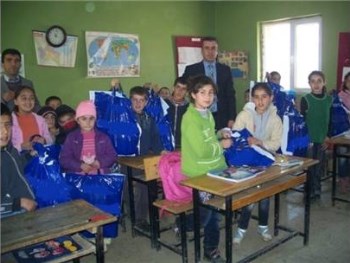 Köy Okullarına Giyim Yardımı Yapıldı