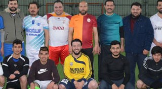 Mehmet Emin Geylani, gençlerle halı saha maçı yaptı