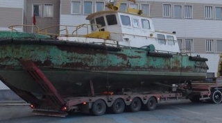 Tatvan’da 25 ton ağırlığındaki tekne okul bahçesine taşındı