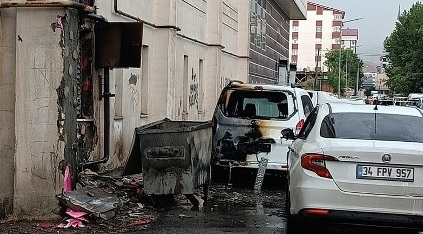 Tatvan'da doğalgaz patlaması 2 araç hasar gördü