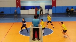 Tatvan’da düzenlenen voleybol turnuvasına 22 okul takımı katıldı