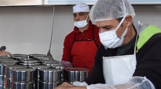 Tatvan'da ihtiyaç sahibi ailelere iftarda sıcak yemek dağıtımı