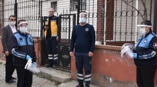 Tatvan'da sağlık çalışanlarına maske dağıtıldı