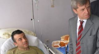 Vali Ahmet Çınar yaralı askerleri hastanede ziyaret etti